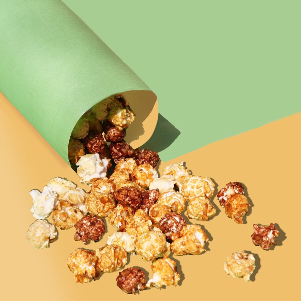 Popcorn als Willkommensgeschenk auf dem Hotelbett für Gäste